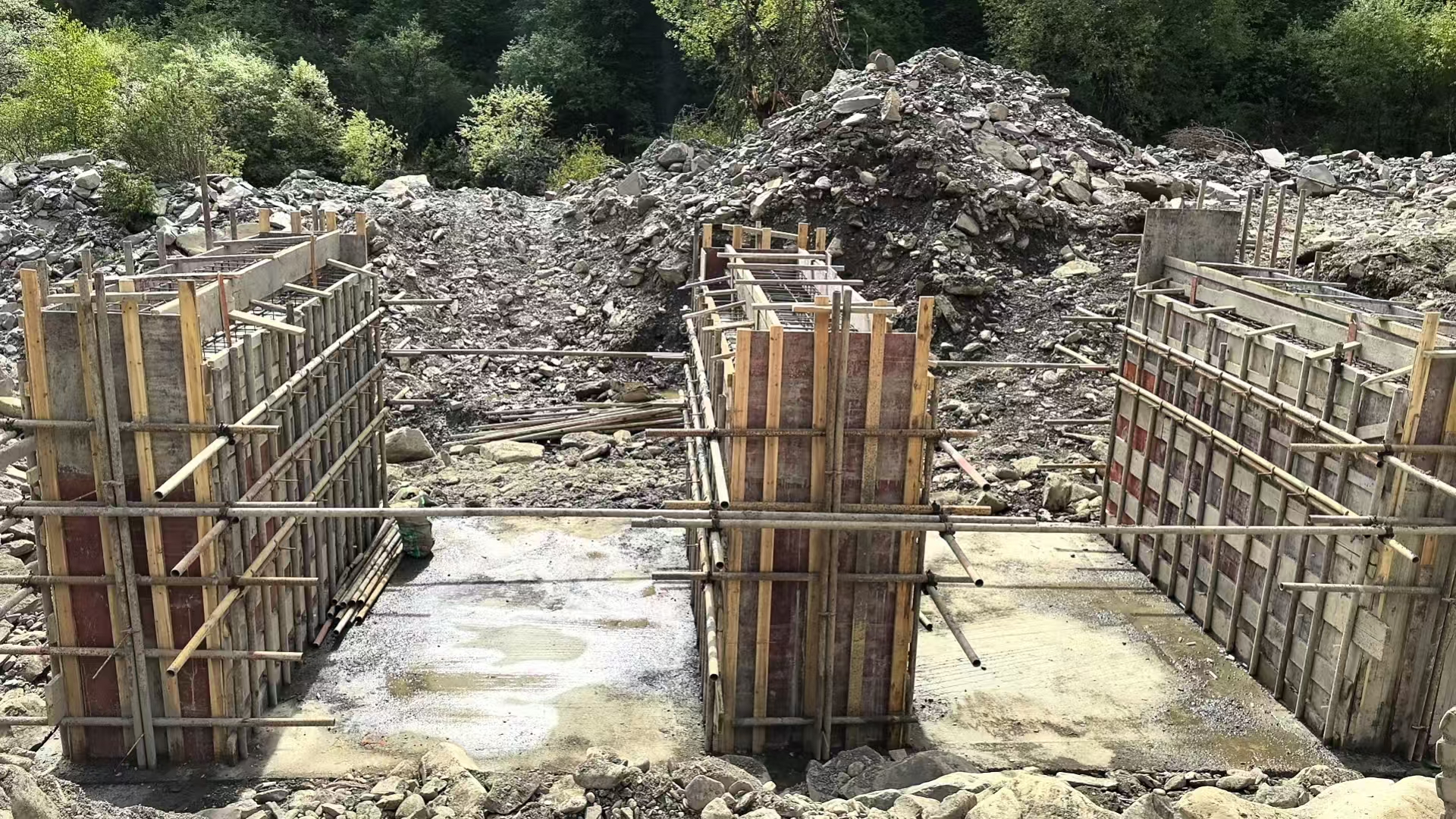 壤塘县吾伊乡吾伊村多德寨抗滑桩建设项目